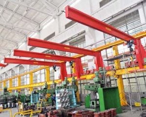 Wall traveling jib-crane 